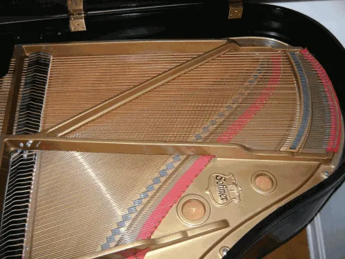 Table d'harmonie et caisse d'un piano à queue
