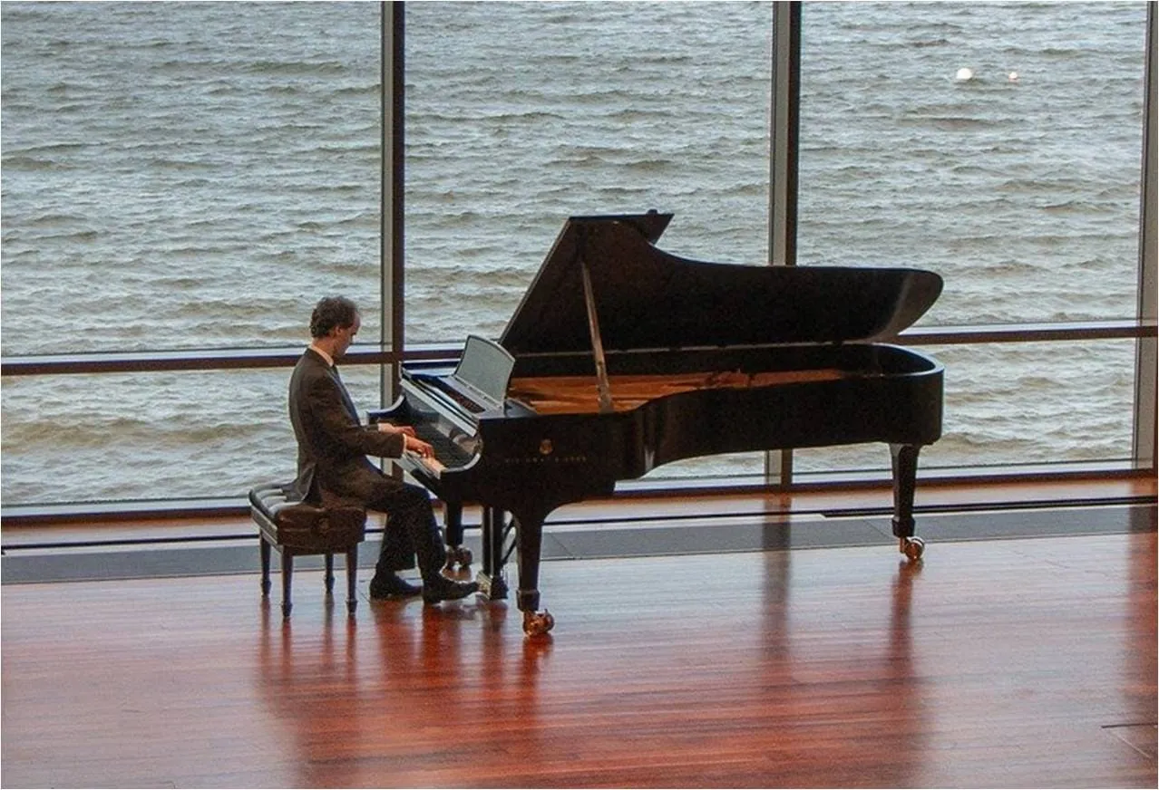 Pianiste classique avec le pied sur la pédale de sustain