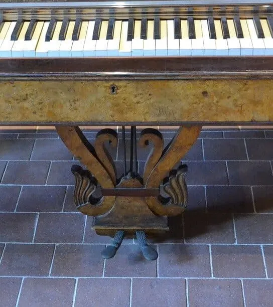 Un piano à deux pédales