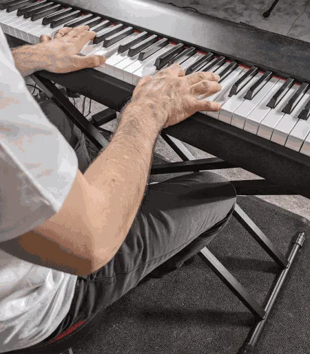 Eviter les douleurs au piano : la posture des bras