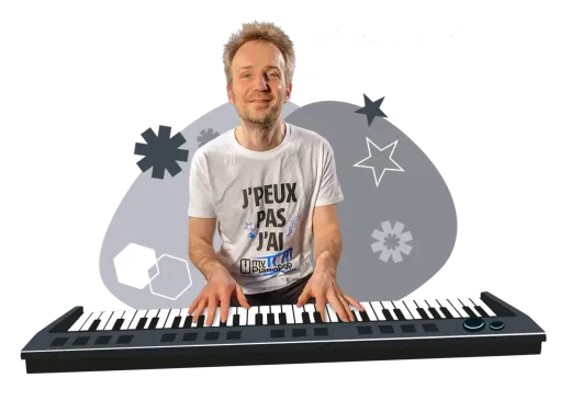 Cyrille, professeur de MyPianoPop, souriant à son clavier dans son home-studio