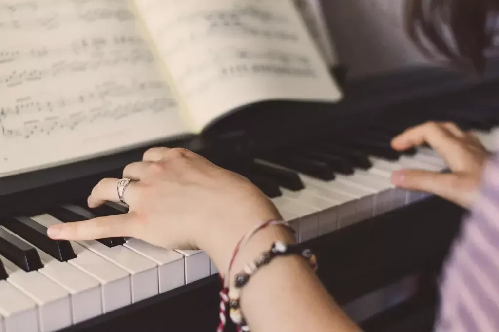 Main gauche au piano