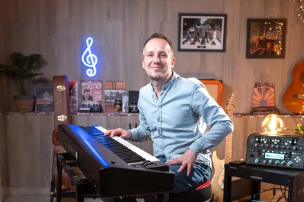 Cyrille, professeur de MyPianoPop, assis à son clavier dans son studio