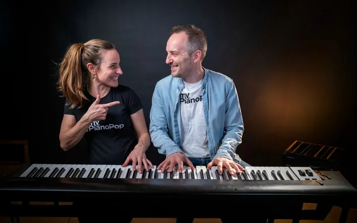 Cyrille et Anaïs au clavier, dans le studio MyPianoPop