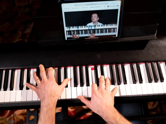 Un clavier avec la leçon MyPianoPop ouverte sur une tablette