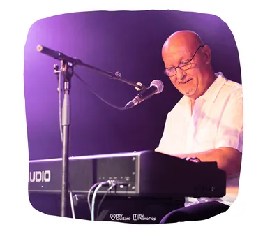 Karim, 63 ans, au clavier sur scène