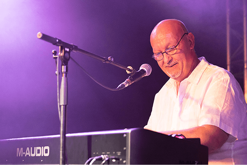 Karim, élève MyPianoPop, joue au piano sur scène lors d’un Air Concert