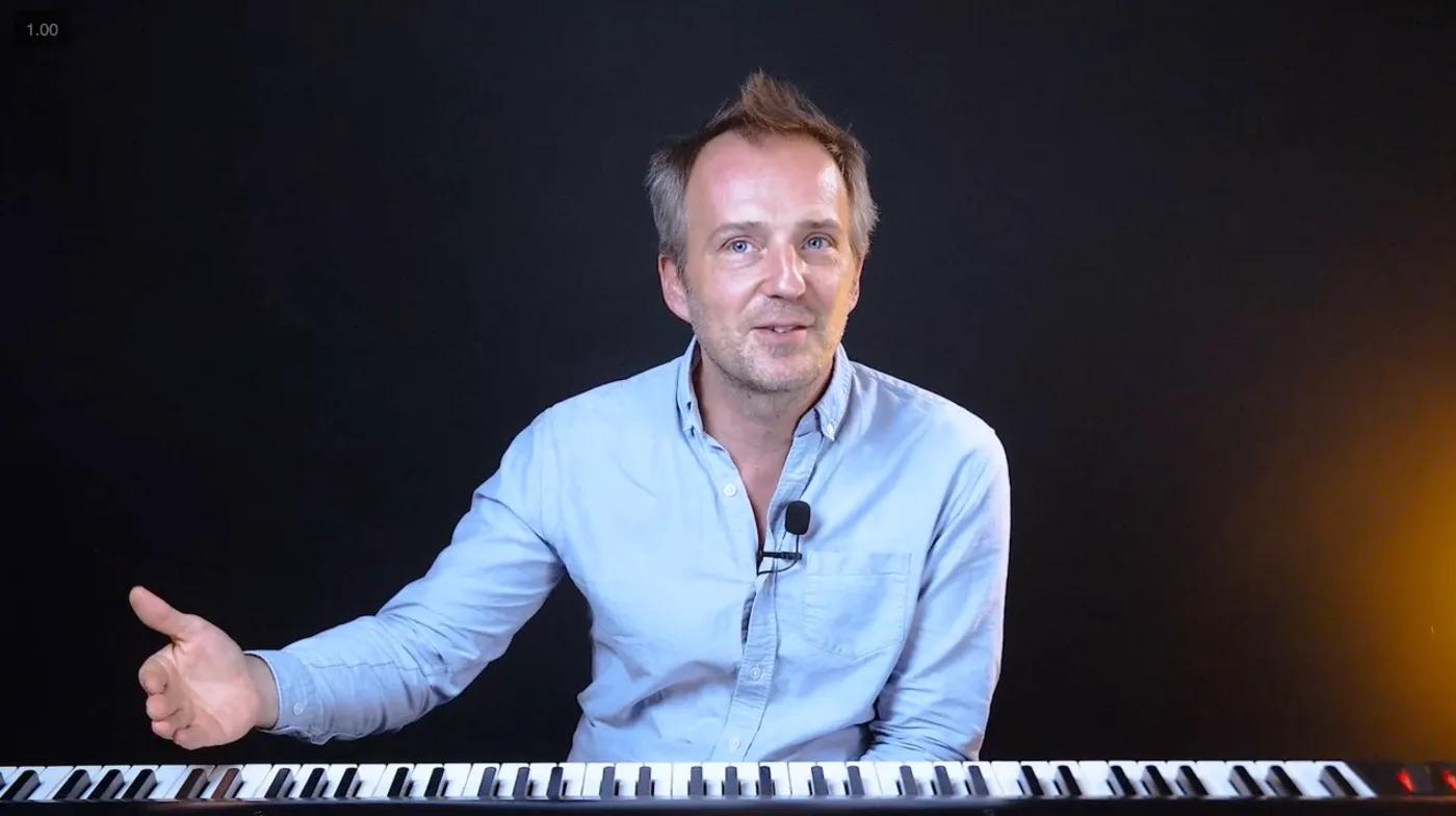 Cyrille au piano qui explique comment choisir sa vitesse de playback