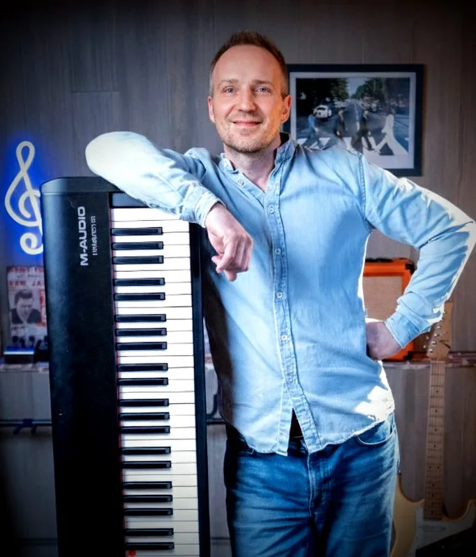 Cyrille, professeur de piano MyPianoPop, dans son studio