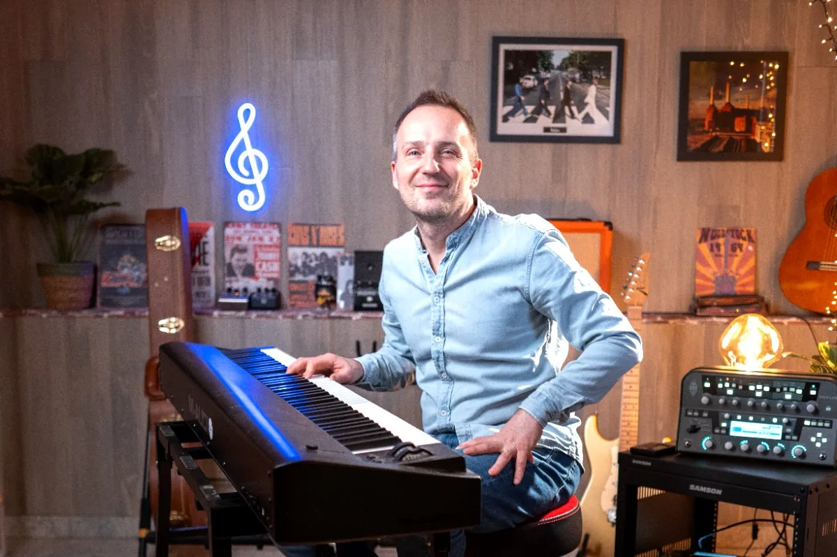 Cyrille au piano dans son studio, le regard bienveillant