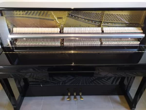 Piano avec mécanisme visible pour comprendre le fonctionnement du piano