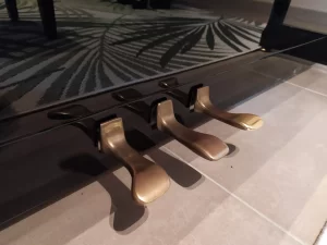 Pédales d'un piano droit pour modifier les caractéristiques du son