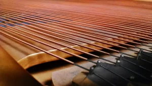 Les cordes du piano vibrent pour produire le son