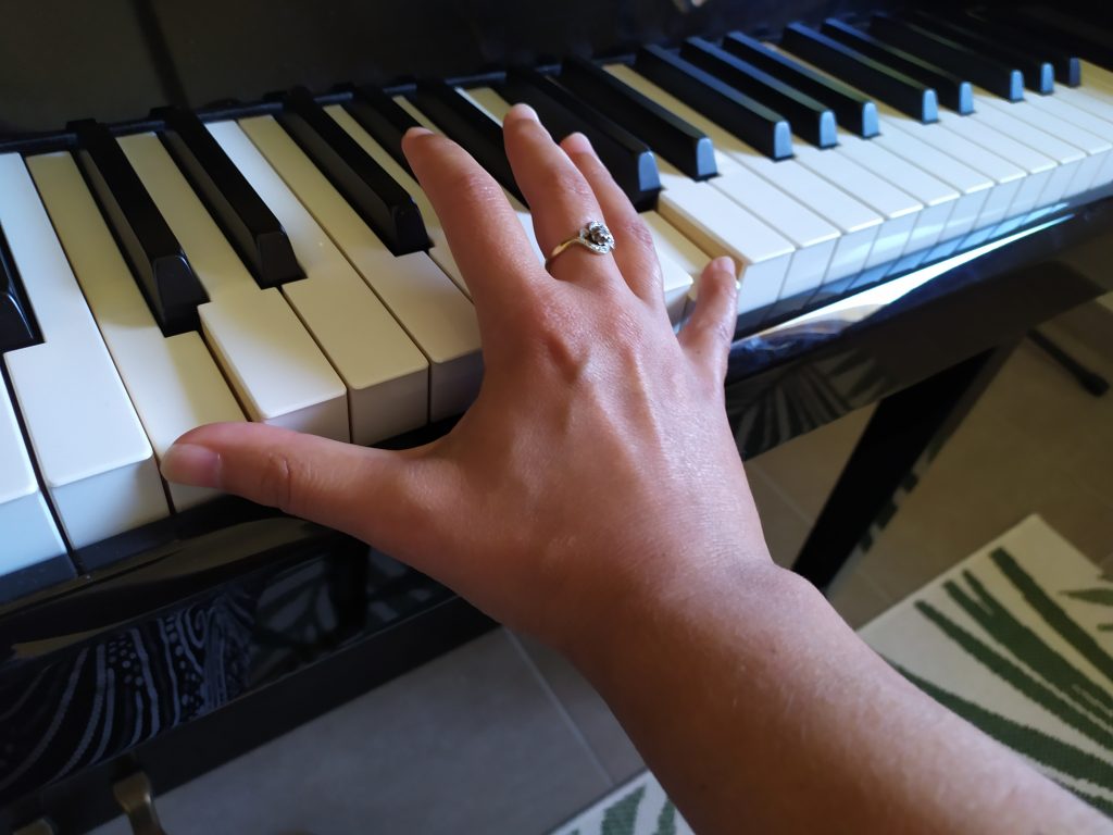 exercice piano : position, main, bras