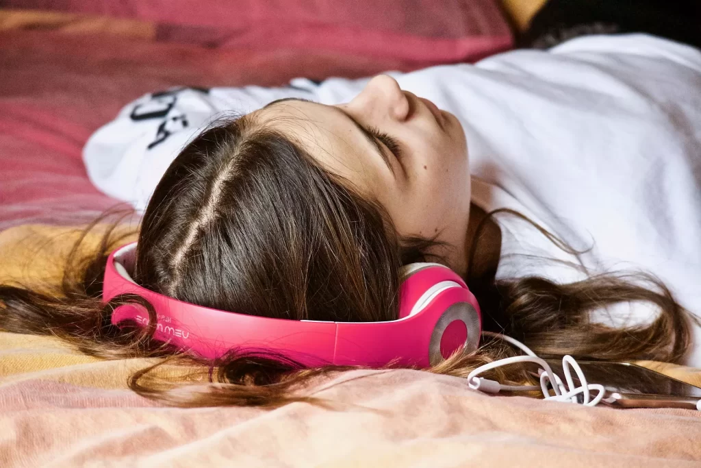 écouter de la musique attentivement pour développer son oreille musicale