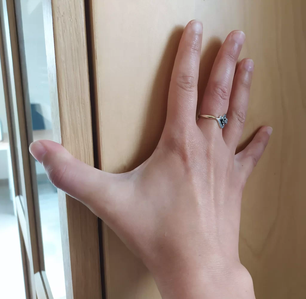 exercice d'étirement de la main pour s'améliorer au piano en vacances