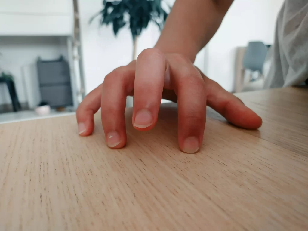 Exercice d'indépendance des doigts pour s'améliorer au piano en vacances